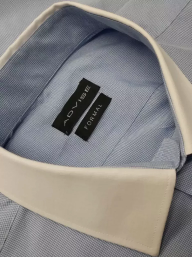 Doradzamy formalną niebieską koszulę z białym kołnierzykiem